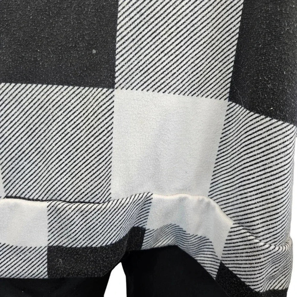 Black and White Checkered Plaid Size XL (16/18) Secret Treasures Long Sleeve Top - Picture 3 of 5